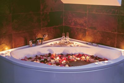 Romantic decorated bath tub in Ghent erotic masssage salon